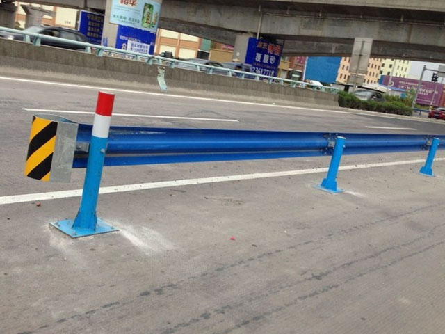 云南分隔帶護欄板