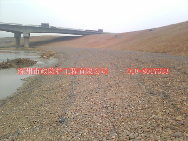 格賓石籠網(wǎng)應用在大橋邊坡護砌及河底護砌